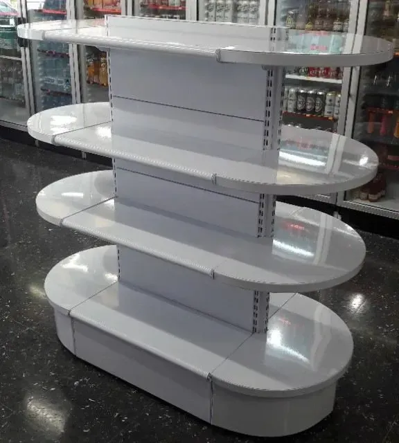 Un estante blanco con cuatro estantes en una tienda.