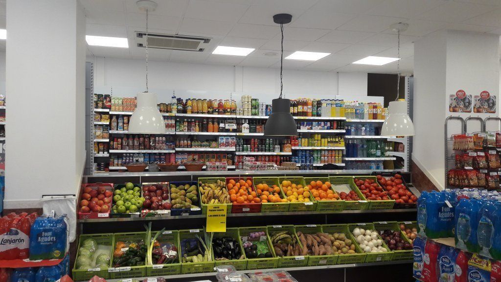 Una tienda de comestibles llena de muchas frutas y verduras