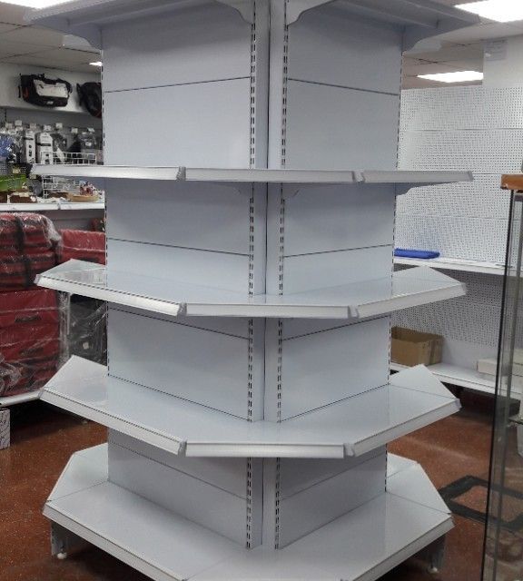 Una pila de estantes blancos en una tienda