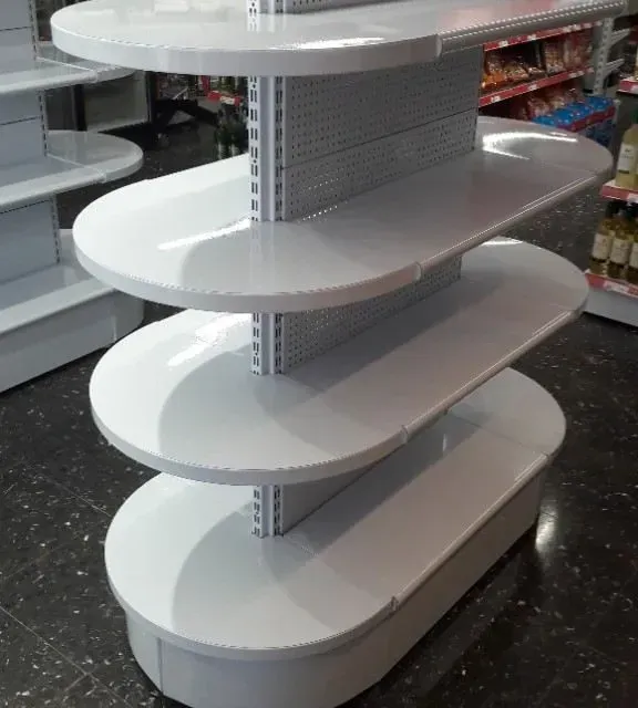 Una fila de estantes blancos en una tienda