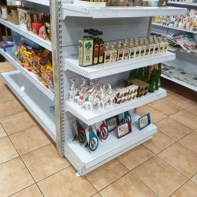 Un estante en una tienda con botellas de aceite de oliva.