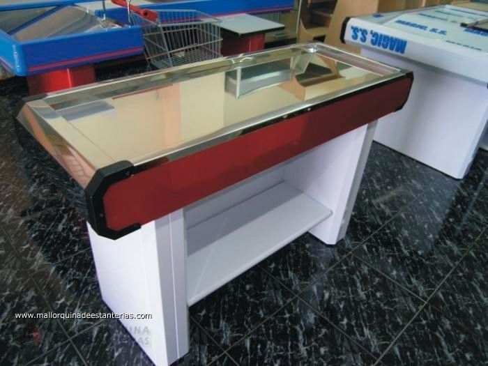 Una mesa con un estante debajo que dice 