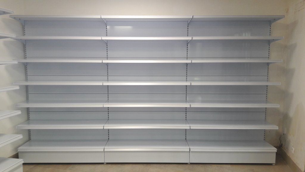 Una fila de estantes vacíos en una habitación.