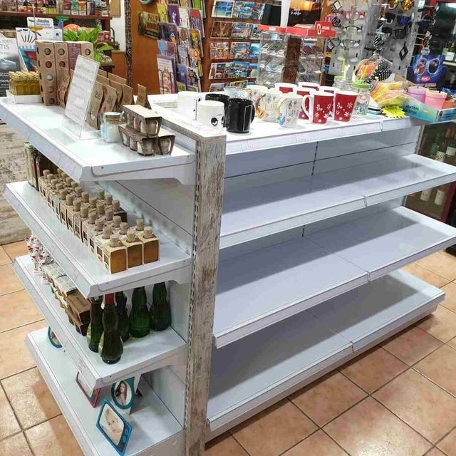 Un estante de una tienda lleno de tazas y botellas.