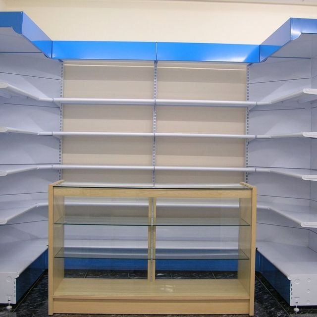 Una tienda vacía con estantes y un mostrador de cristal.