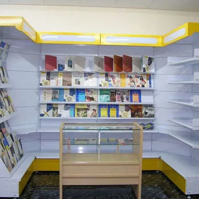 Una librería con muchos libros en los estantes