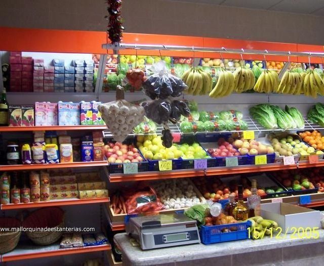 Una exhibición de frutas y verduras en una tienda de comestibles