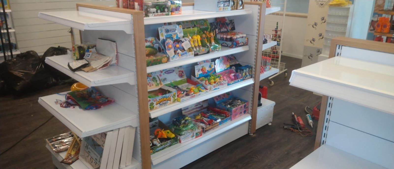 Una tienda llena de muchos juguetes en los estantes.