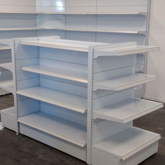 Una fila de estantes blancos en una tienda.