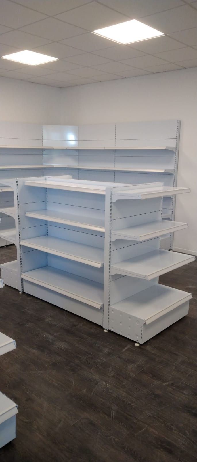 Hay muchos estantes en esta habitación.