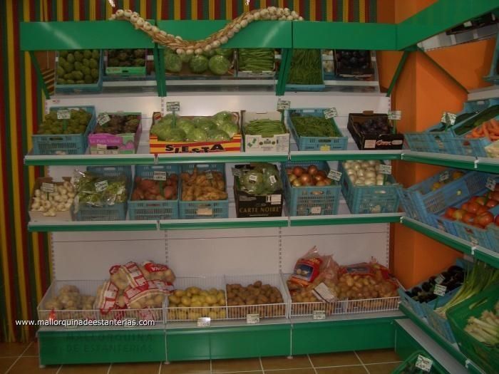 En una tienda de comestibles se exhiben una variedad de frutas y verduras.