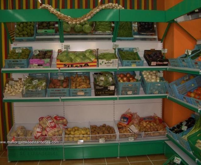 En una tienda de comestibles se exhiben una variedad de frutas y verduras.