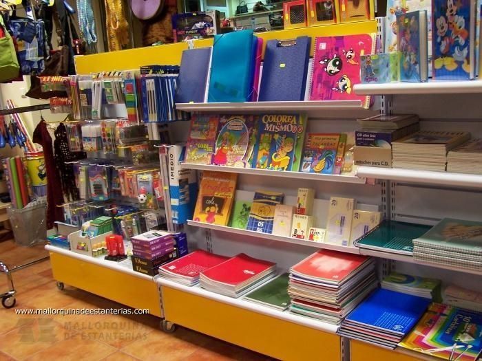 Una exhibición de libros y artículos de papelería en una tienda.
