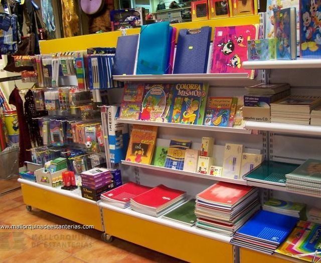 Un libro llamado Magia para colorear se encuentra en un estante de una tienda.