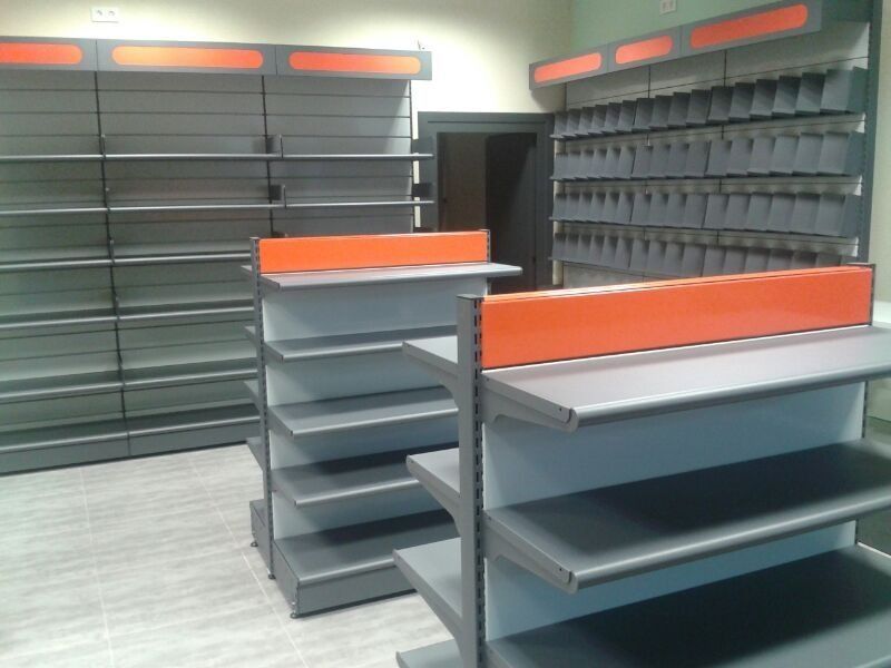 Una tienda con muchos estantes y un mostrador