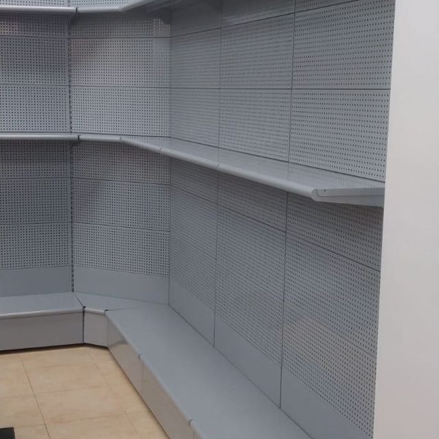 Hay muchos estantes en esta habitación.