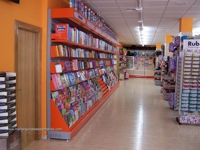 Una librería con un cartel que dice frotar sobre él