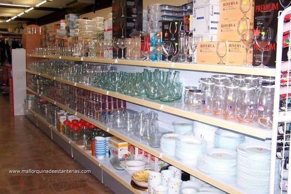 Un pasillo de tienda lleno de muchos vasos y platos.