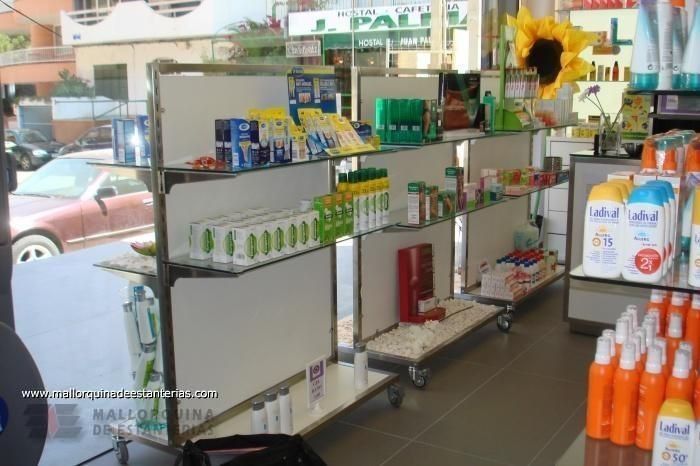 Estantes de una farmacia con un girasol al fondo