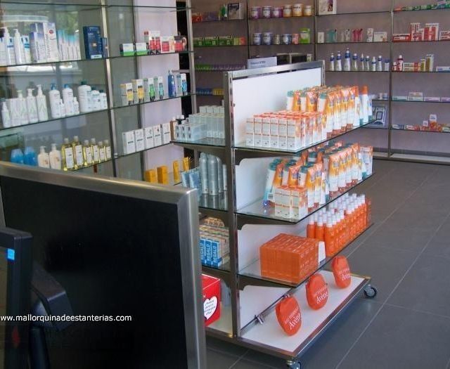 Una farmacia con muchos productos en los estantes