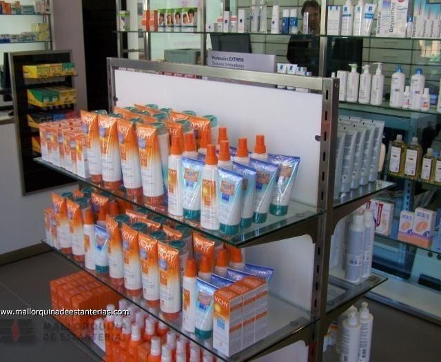 Una exhibición de protectores solares y lociones en una tienda.