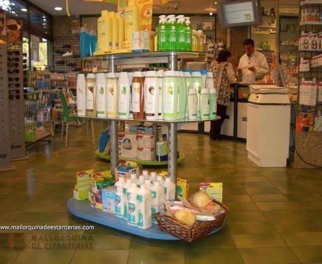Un expositor en una farmacia con botellas.