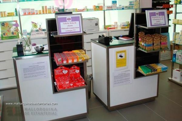 Una farmacia con un cartel que dice 'farmacia'