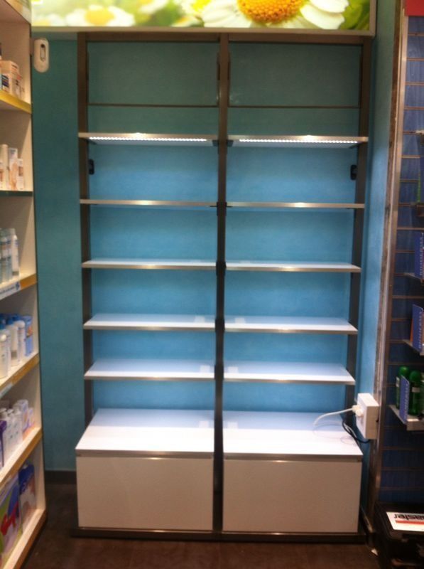 Estantes de una tienda con una imagen de una flor encima.