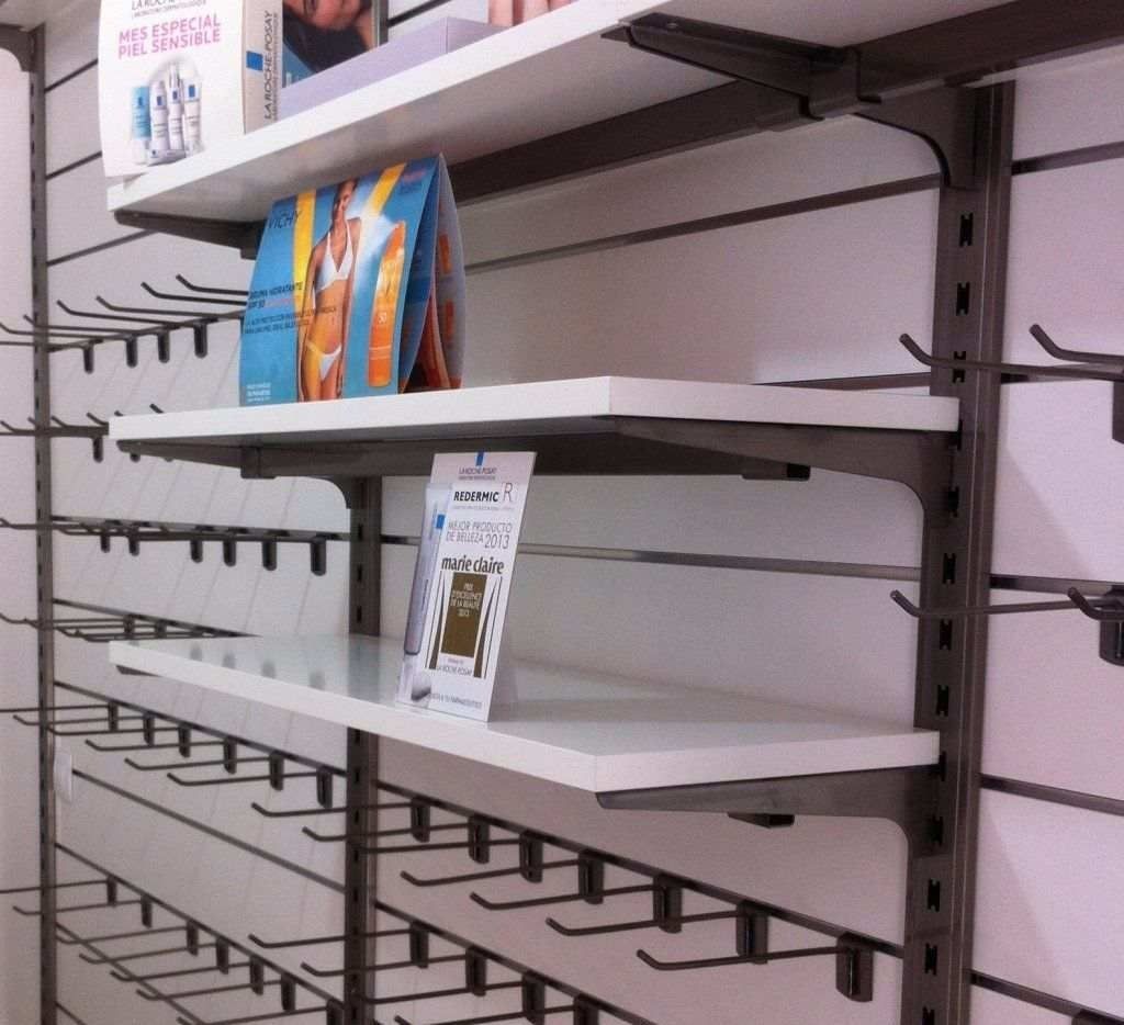 En un estante de una tienda hay una caja que dice 'l'oréal'.