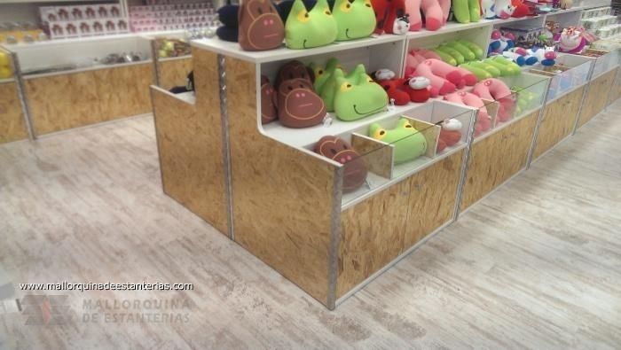 Una vitrina llena de animales de peluche en una tienda.