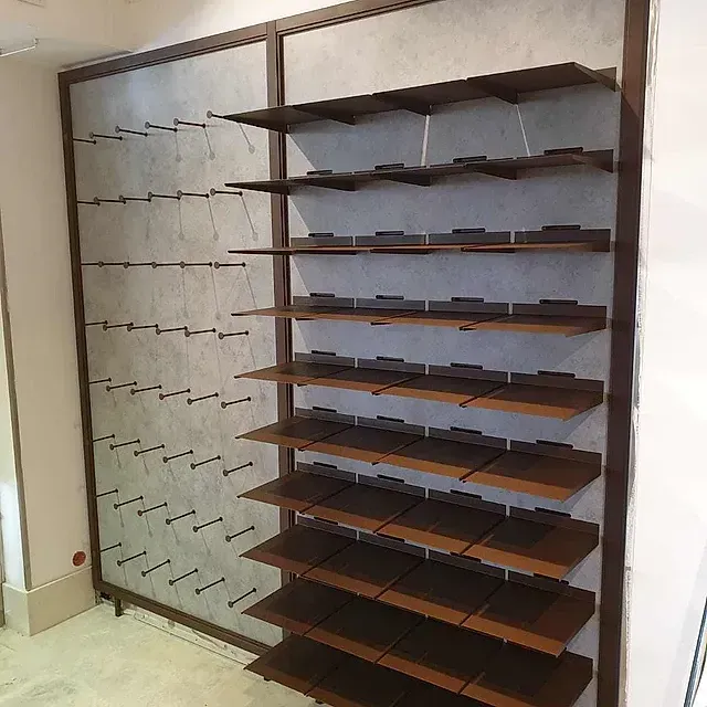 Un gran estante de madera con muchos estantes en una habitación.