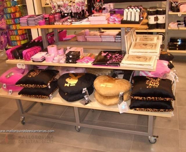 Una exhibición de almohadas con una que dice Playboy en ella