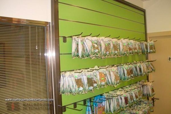 Una pared verde con un montón de bolsas encima