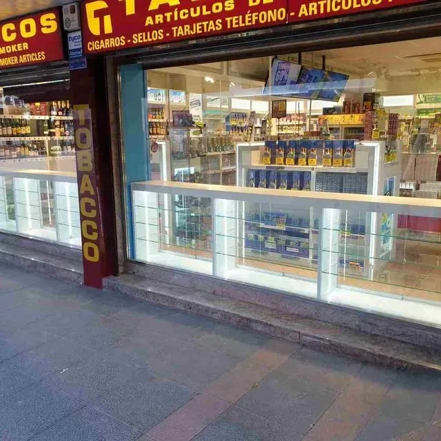Un escaparate con un cartel que dice tabaco