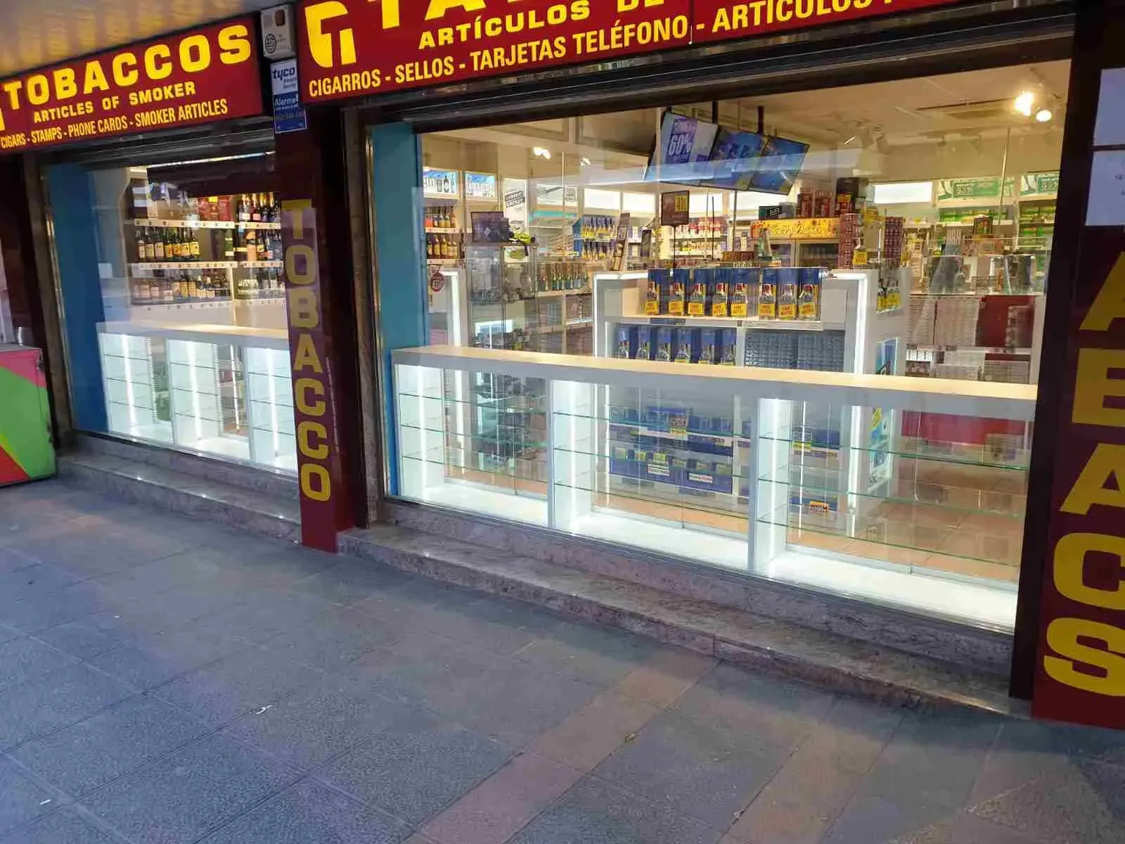 Un escaparate con un cartel que dice tabacos