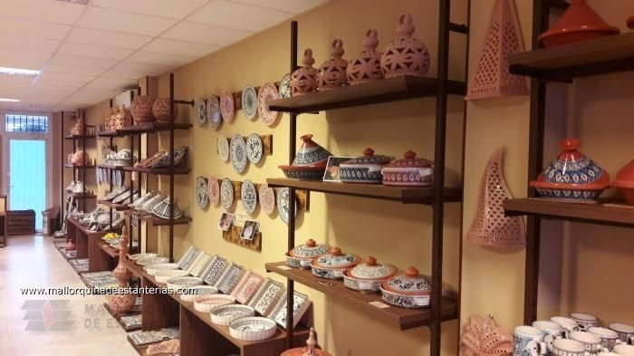 Una tienda llena de cerámica en los estantes.