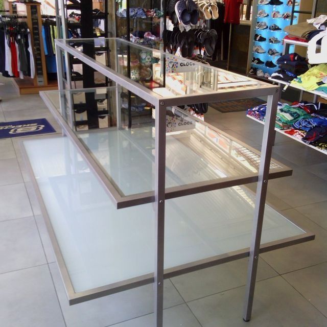 Una tienda con un cartel que dice 'Skechers'.