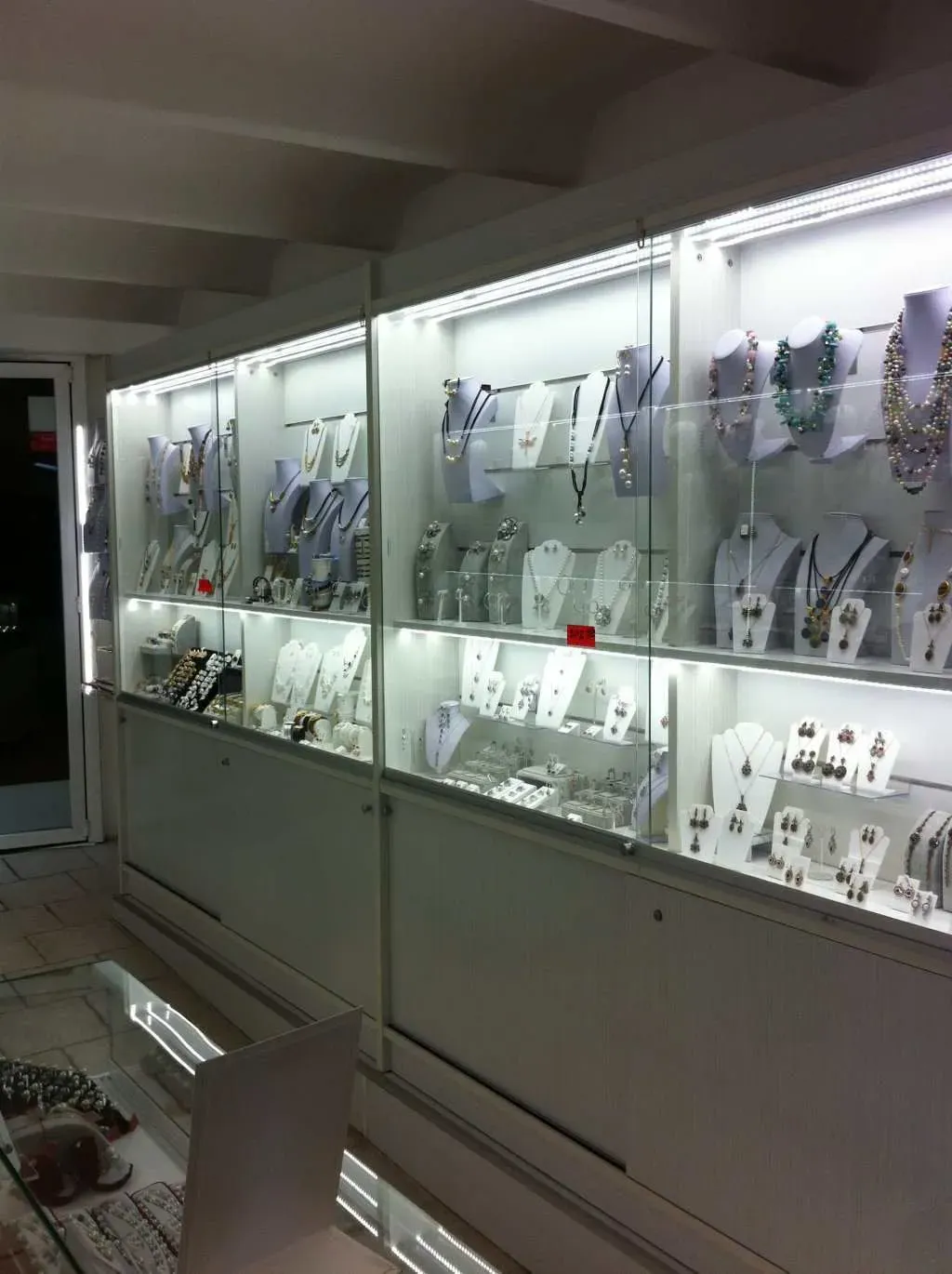 Una joyería con muchos collares en exhibición.