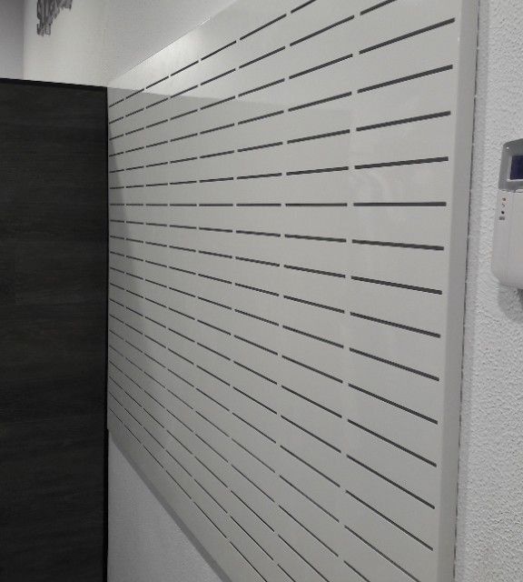 Una pared blanca con líneas negras