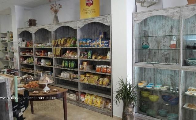 Una tienda llena de muchos estantes y una mesa.