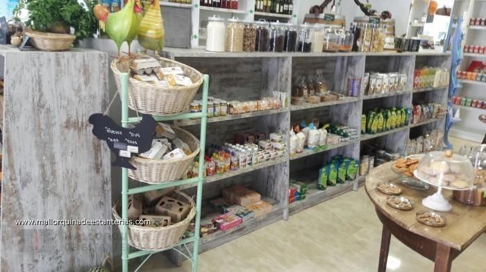 Una tienda llena de muchos estantes y cestas.