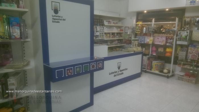 Una tienda llena de muchos juguetes y un mostrador.