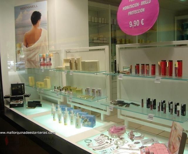 Una exhibición de cosméticos en una tienda con un cartel que dice 9,90