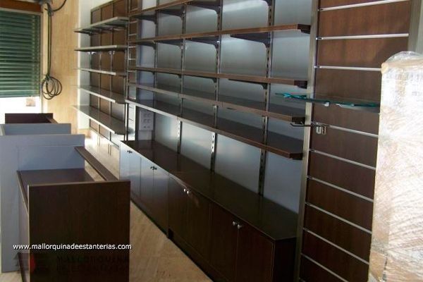 Una tienda vacía con muchos estantes y armarios.