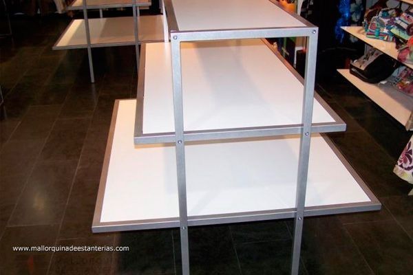 Un estante blanco con marco de metal en una tienda.