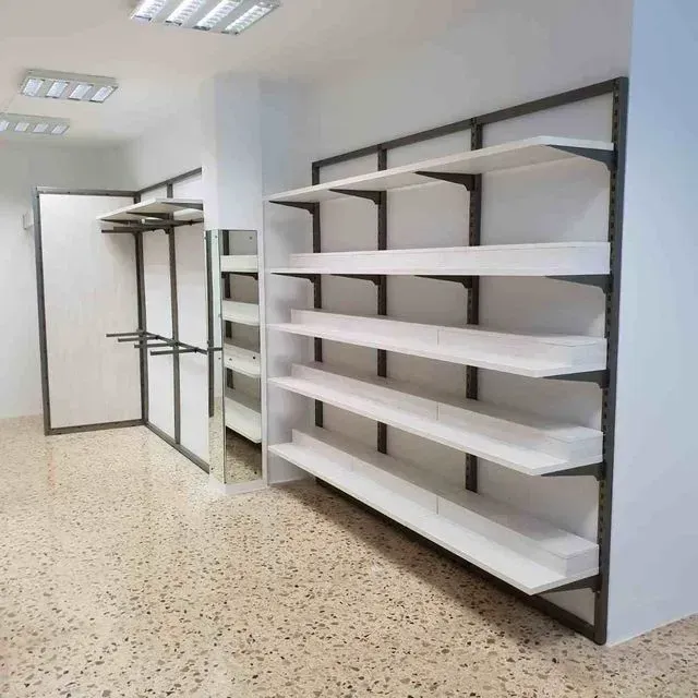 Una habitación con muchos estantes y un espejo.