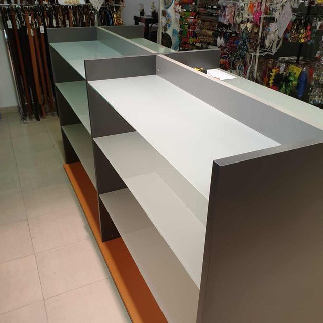 Una fila de estantes vacíos en una tienda