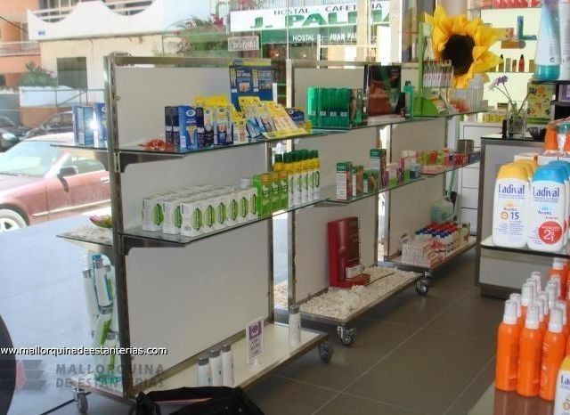 Estantes de una farmacia con un girasol al fondo