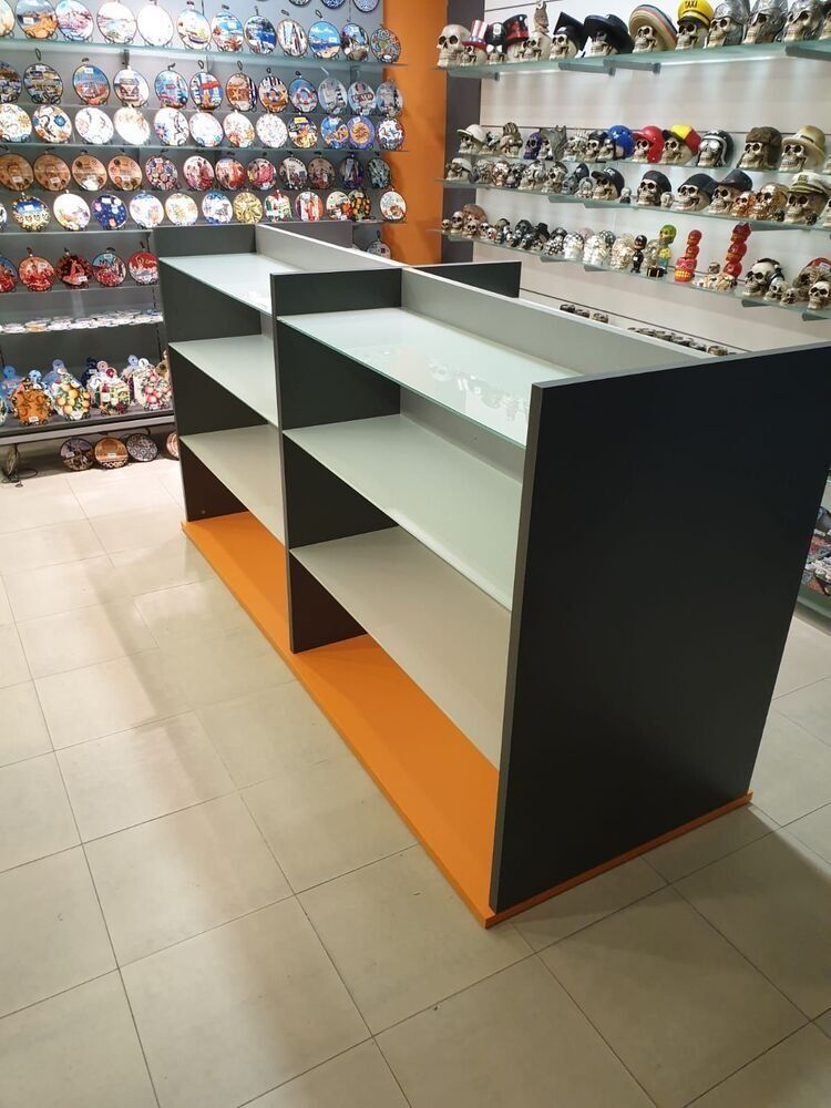 Una tienda con muchos estantes y platos en la pared.