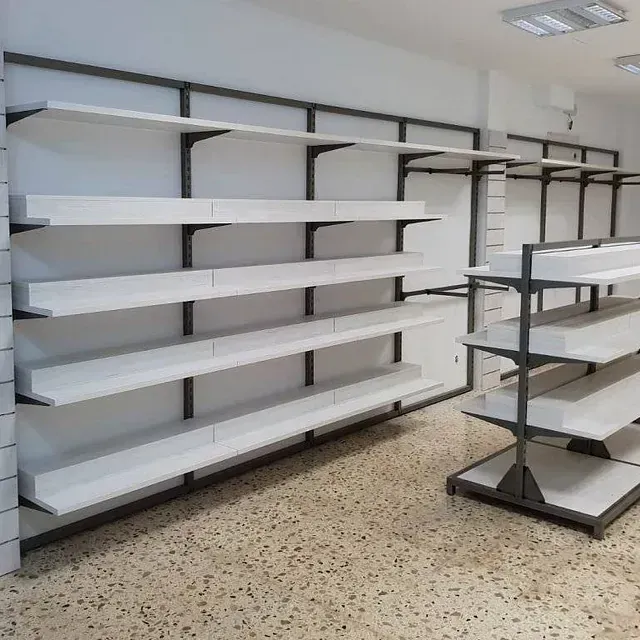 Una fila de estantes vacíos en una tienda